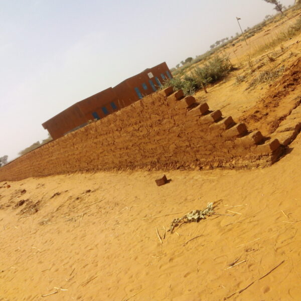Construction d’un mur de clôture de l’école à Fondora; Construction d’un mur de clôture de l’école à Fondora;