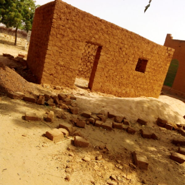 Construction d’un mur de clôture de l’école et deux bureaux du directeur (4m/5m) à Kongou Gonga; Construction d’un mur de clôture de l’école et deux bureaux du directeur (4m/5m) à Kongou Gonga;
