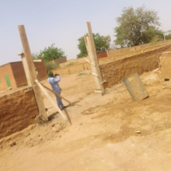 Construction de deux cote d’un mur de clôture à Kourtéré Somborou ; Construction de deux cote d’un mur de clôture à Kourtéré Somborou ;