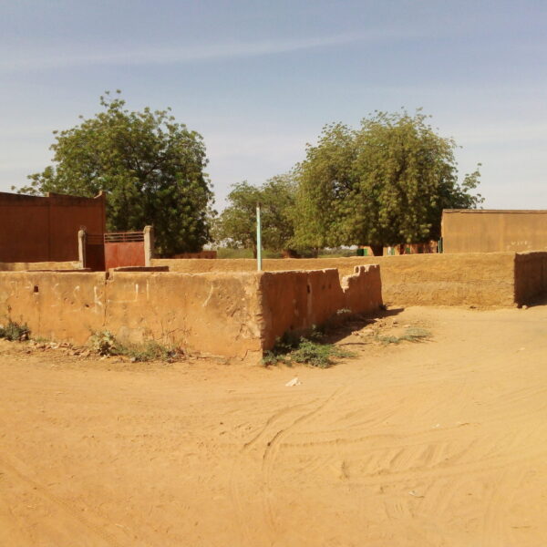 Construction de deux cote d’un mur de clôture à Kourtéré Somborou ; Construction de deux cote d’un mur de clôture à Kourtéré Somborou ;